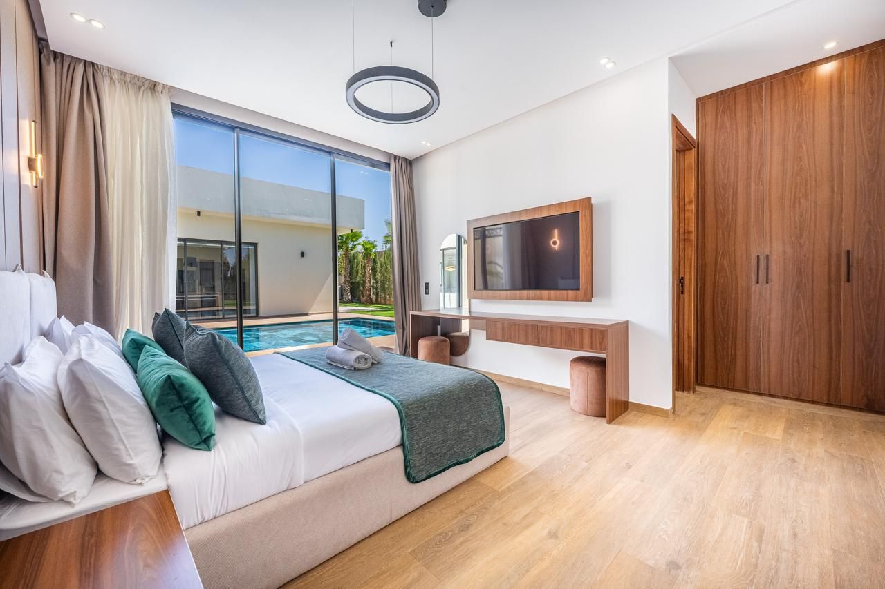 Chambre 3 : lit double face à la baie vitrée ouverte sur la piscine
