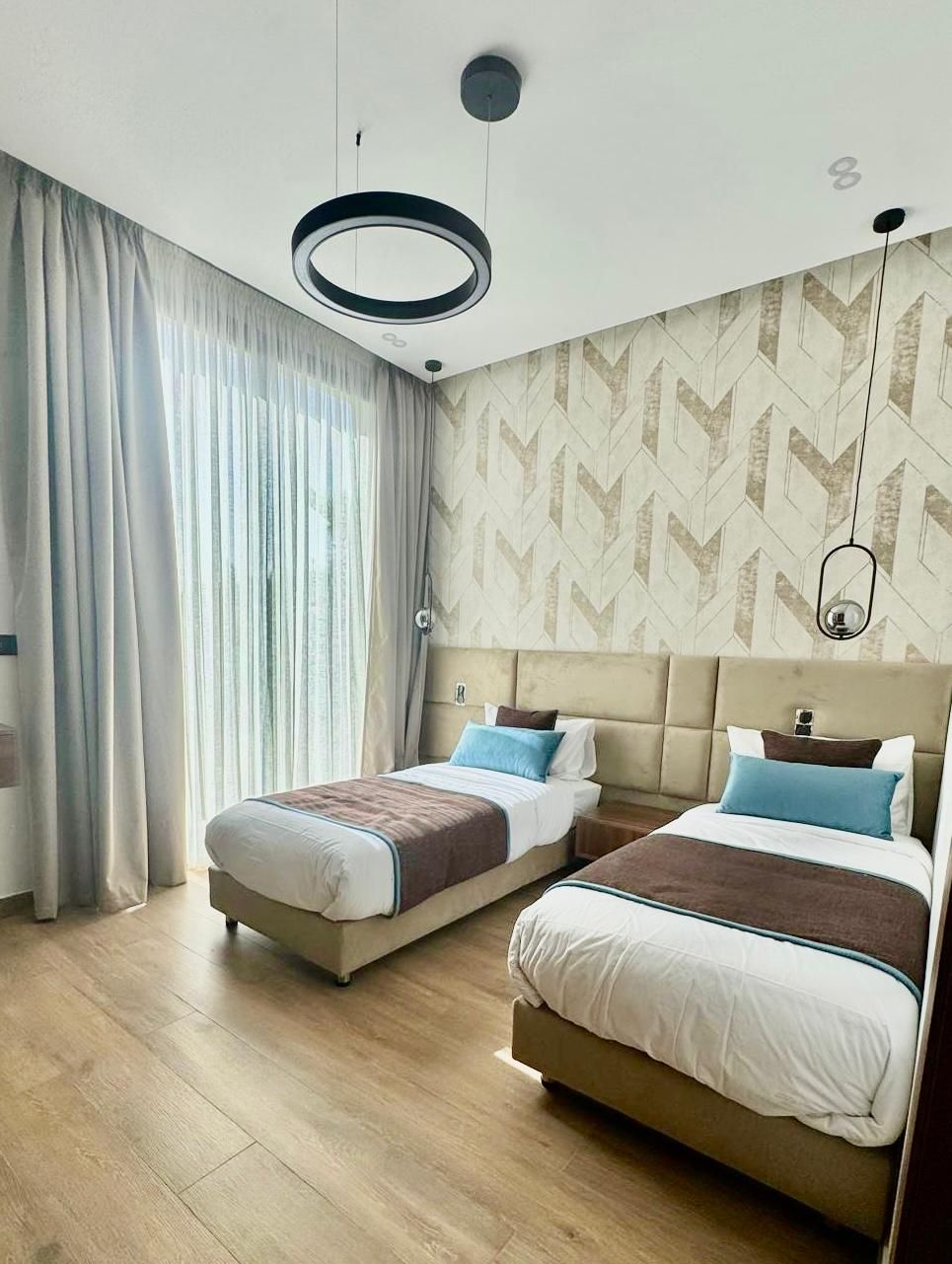 Chambre 5 : deux lits simples, grande fenêtre sur le jardin